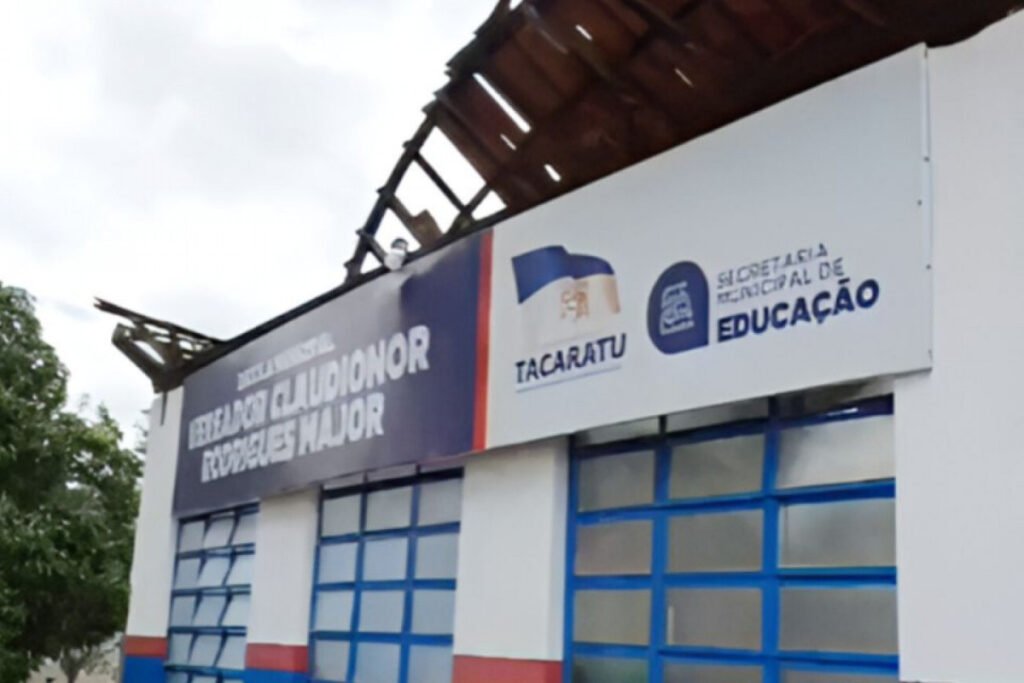 Teto da Escola Municipal Vereador Claudionor Rodrigues Major Desaba em Tacaratu-PE