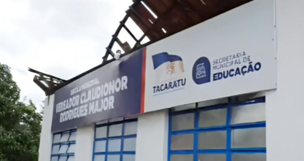 Teto da Escola Municipal Vereador Claudionor Rodrigues Major Desaba em Tacaratu-PE