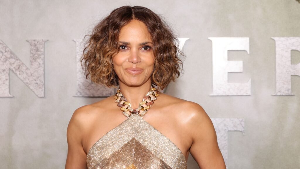 Halle Berry aos 60 Anos